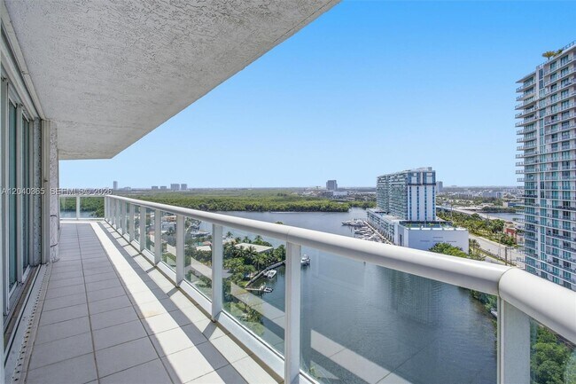 Building Photo - 16500 Collins Ave