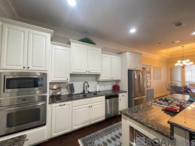 Building Photo - 2121 Rockybrook Dr