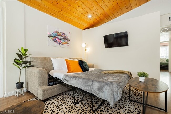 Building Photo - 2205 Santa Paula Dr