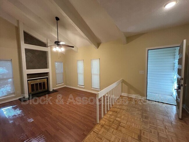 Building Photo - 906 Forestglen Dr