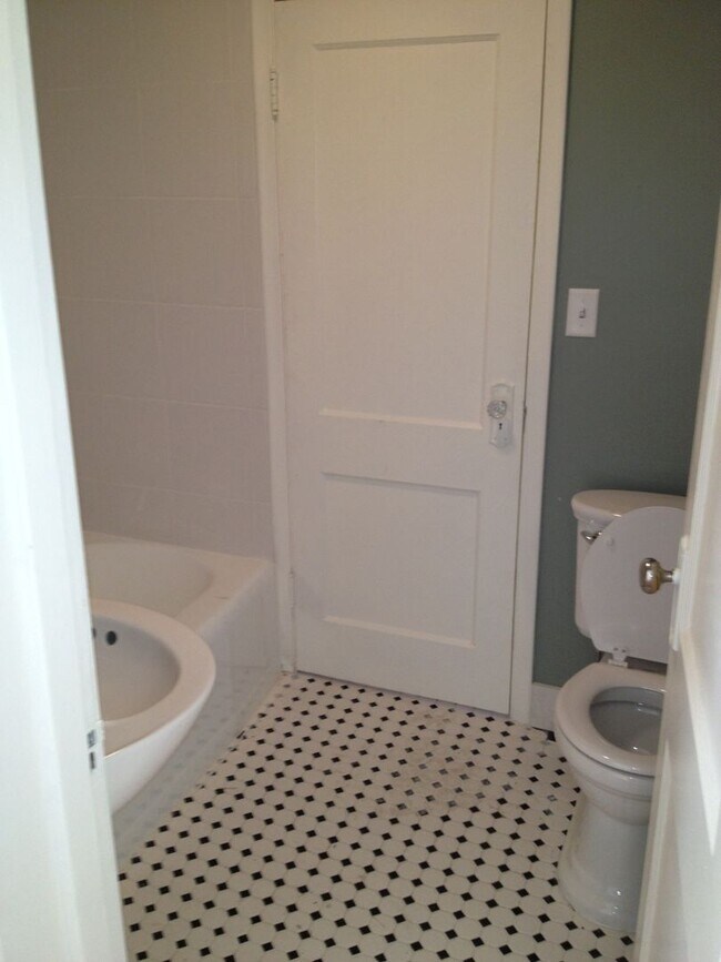 Building Photo - 3 Bedroom Morton Meadows Home for Rent - Close to Everything!