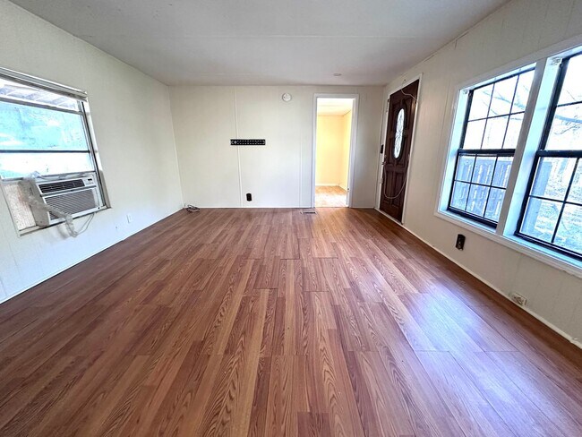 Building Photo - 3 Bedrooms, 2 Bathroom - House in East Rome!