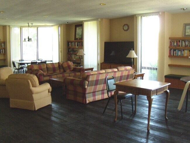 Building Photo - 125 Acacia Cir