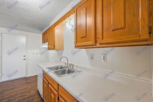 Building Photo - 14614 Seminole Dr