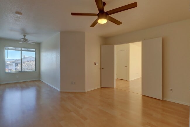 Building Photo - 2 bed 2 bath Condo in Montana Terraces