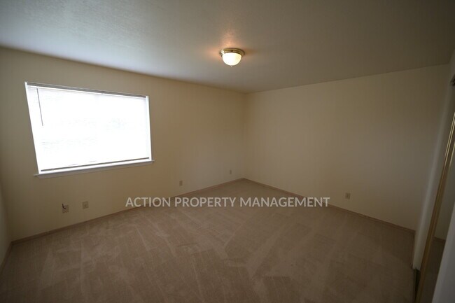 Building Photo - 3 bed 2 bath in a country setting