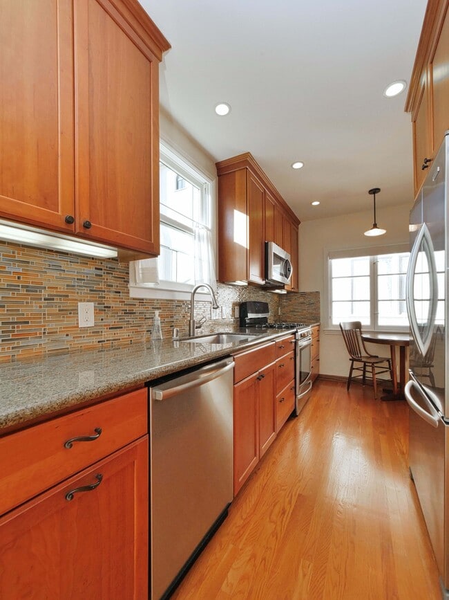 Building Photo - 1718 Le Roy Ave