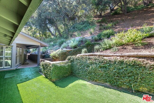 Building Photo - 2559 Hutton Dr