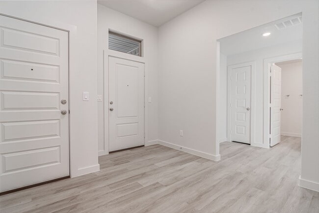 Building Photo - 2060 Acacia Ln