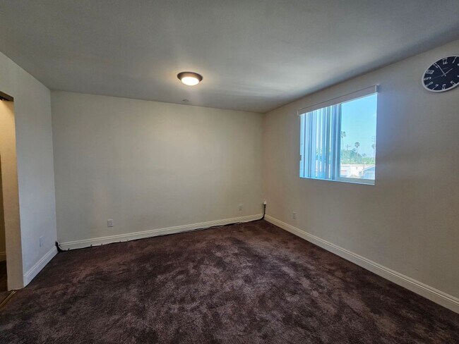 Building Photo - 812 E 76th Pl