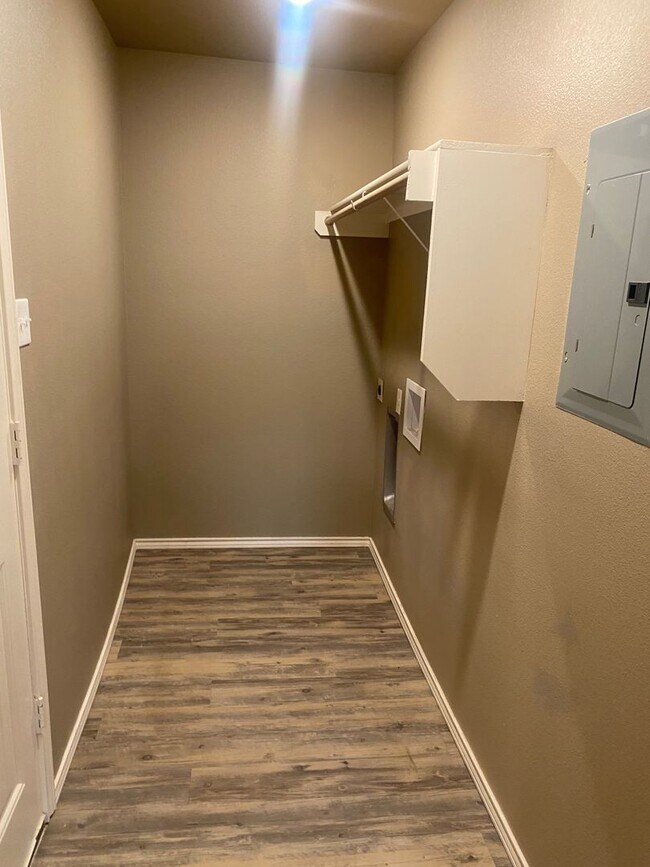 Building Photo - Pre-leasing 2024 3 bed 2 bath Move In Ready!