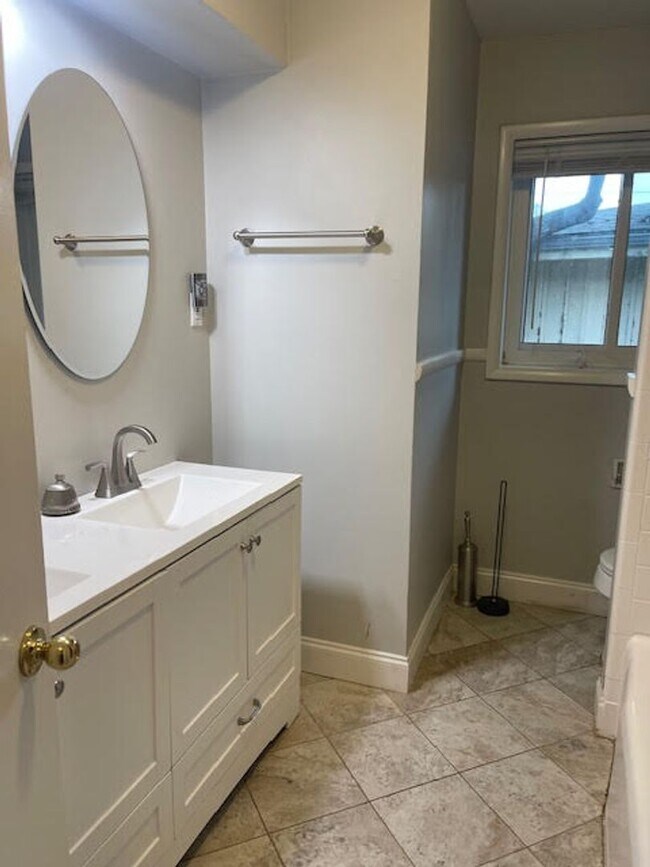 Building Photo - Well Maintained Mid Town Bungalow!