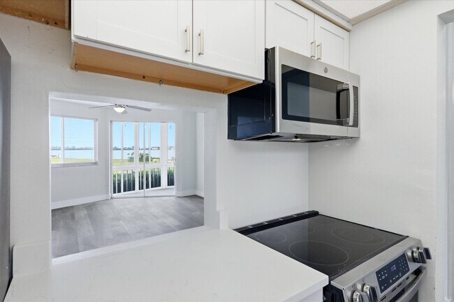 Building Photo - 769 John Ringling Blvd