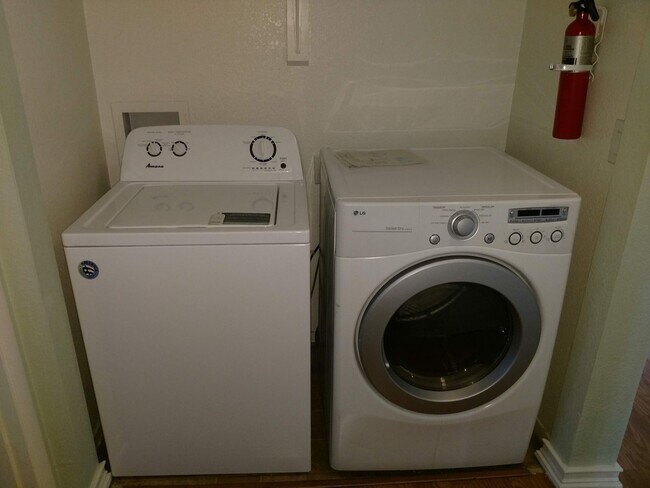 Building Photo - Henderson 4 Bedroom