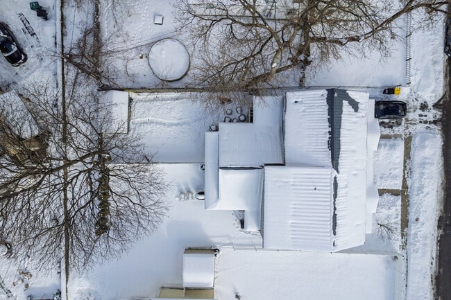 Building Photo - 99 W Circular St