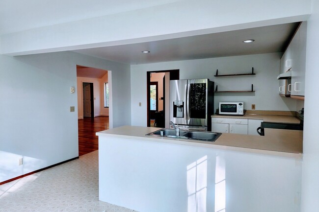 Building Photo - 8542 Battle Point Dr NE