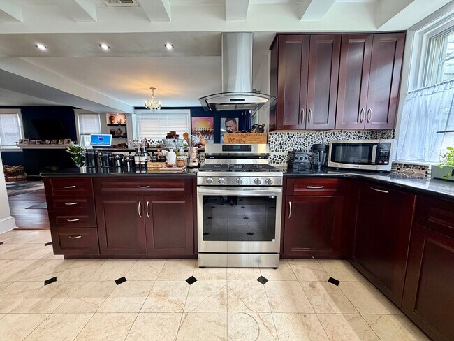 Building Photo - Stunning 4-Bed/2-Bath Home in the heart of Lansdowne! Available First Week of September!
