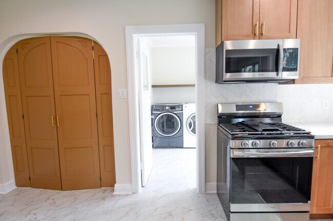 Kitchen/Laundryroom - 1242 Stearns Dr