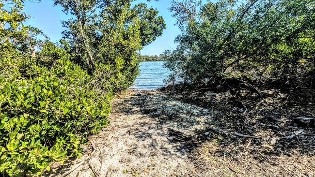 Building Photo - Seasonal/short term 2/2 condo rental with full water view on Longboat Key.
