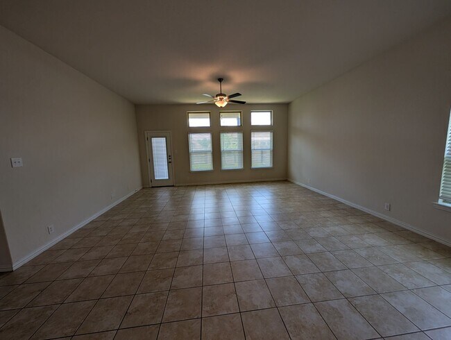 Building Photo - 4/2.5/2 with Large Game Room / Near Gruene...