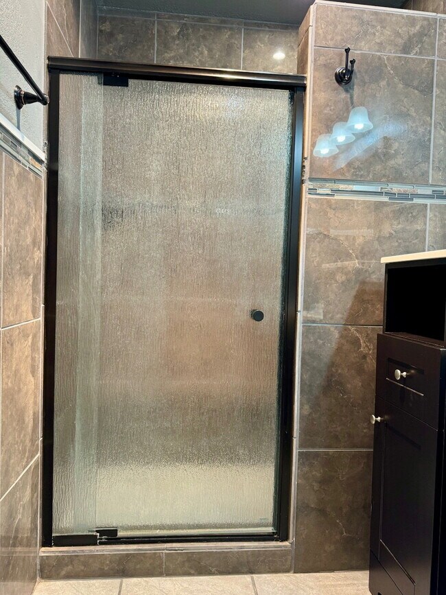 Building Photo - "Charming 3-Bed Oasis with 2 Full Baths in Lubbock – 1,610 Sq Ft of Comfort Awaits!"