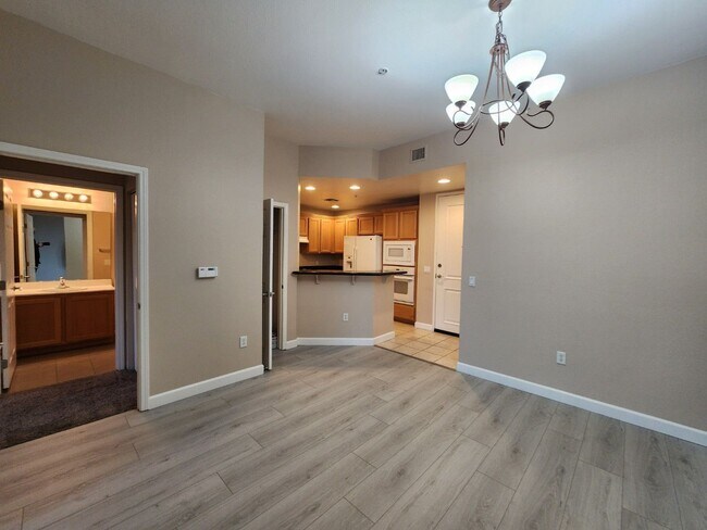 Building Photo - Great Park Ave Condo Unit!