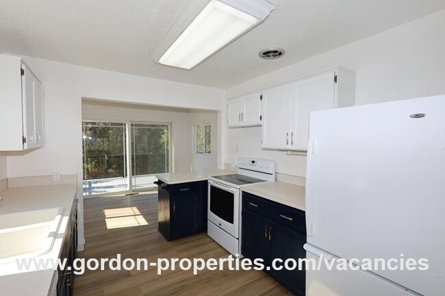 Building Photo - Saint Helens OR - upstairs flat 2 bedroom unit in duplex