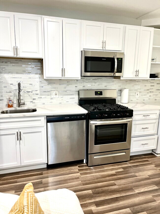 Building Photo - 4206 Eads St NE