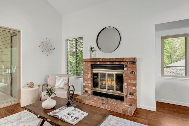 Building Photo - Updated 2 bed Downtown Redmond Condo w/Pool and EV Charging