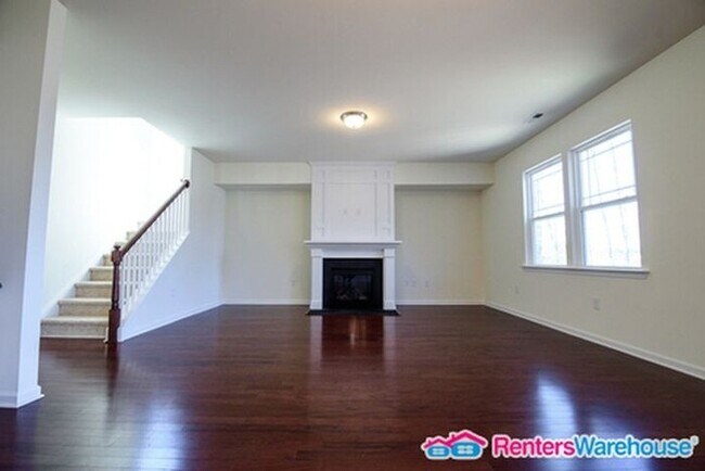 Building Photo - Spacious open floorplan!!