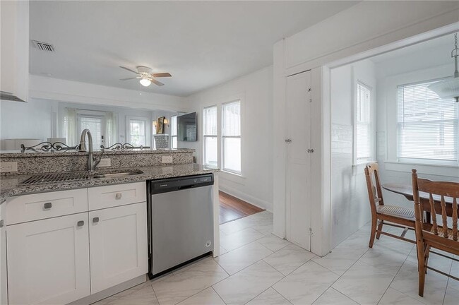 Building Photo - 207 W Hiawatha St