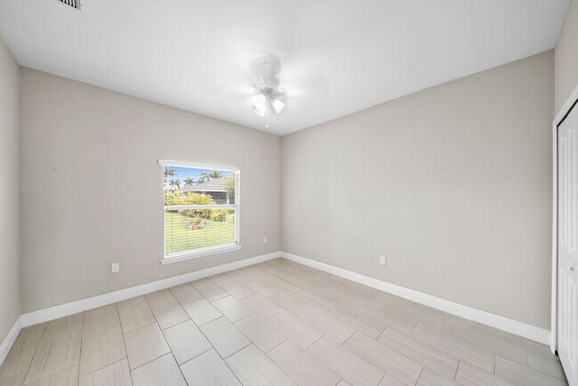 Building Photo - 1004 NW 35th Pl