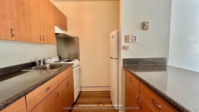 Building Photo - Sweet 2nd floor  studio condo at resort-like Watergate by the Bay in Emeryville!
