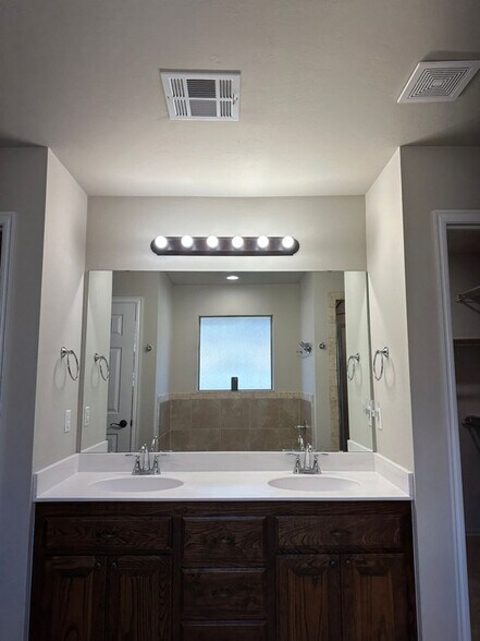 Building Photo - 705 Bobcat Trl