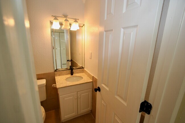 Building Photo - 17331 Red Oak Dr