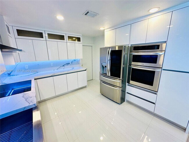 Building Photo - 8160 W 18th Ct