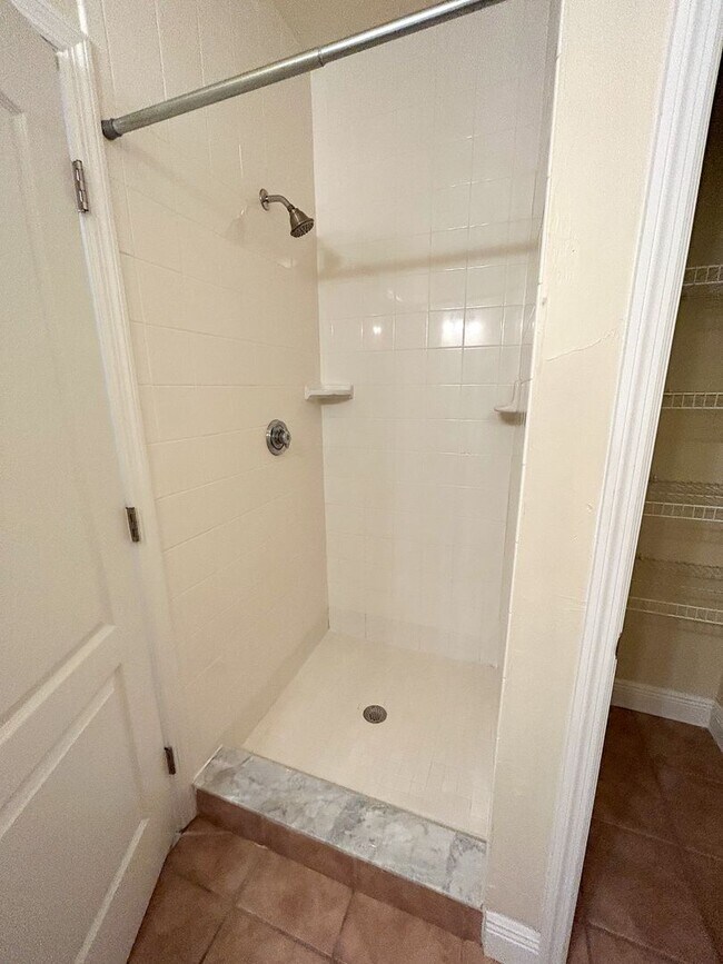 Building Photo - Chase Hollow #101