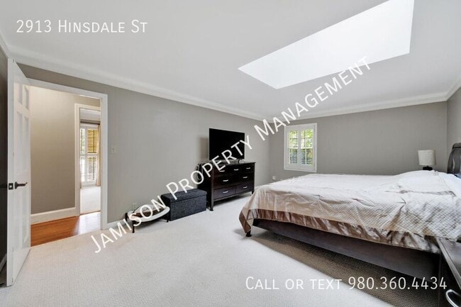 Building Photo - 2913 Hinsdale St