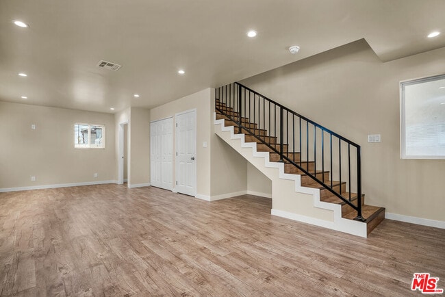 Building Photo - 2816 3/4-2814 W Jefferson Blvd