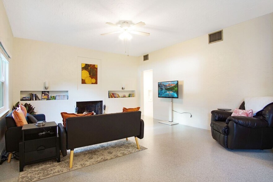 Building Photo - 1647 Lake Ella Dr