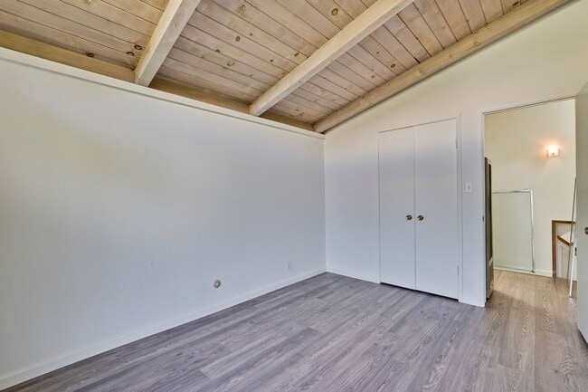 Building Photo - 2 Bedroom 1 Bath Two Story Townhome