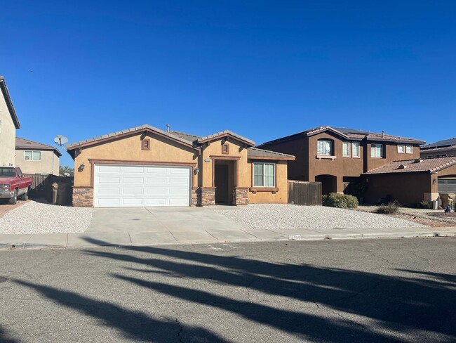 Building Photo - Hesperia- 3 Bedrooms, 2 bathrooms, New pai...