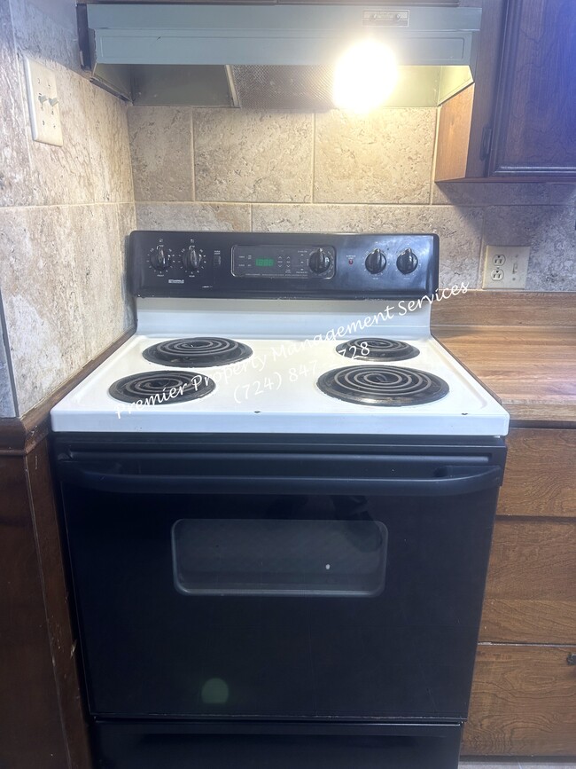 Building Photo - 979 King St