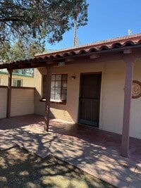 Building Photo - Town Home For Rent