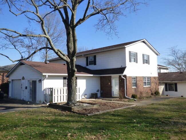 Building Photo - COMING SOON! Beautiful All Electric Townhome! Converted Garage, W/D, Small Pets Ok!