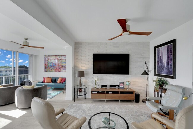 Building Photo - 4114 W Palm Aire Dr