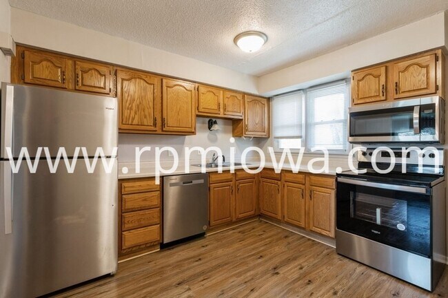 Building Photo - 215 NW Arlan Dr