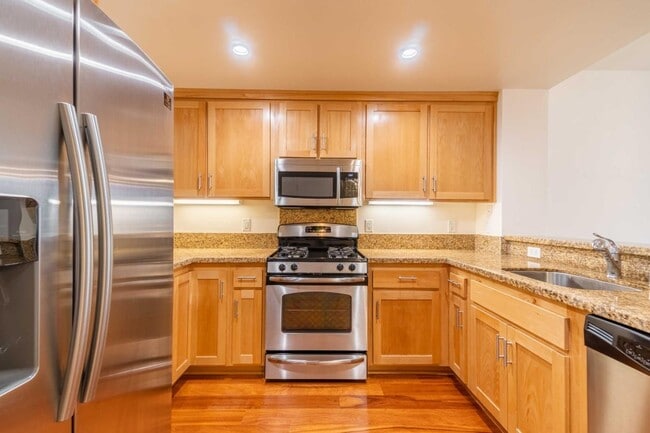 Building Photo - 301 Crescent Ct