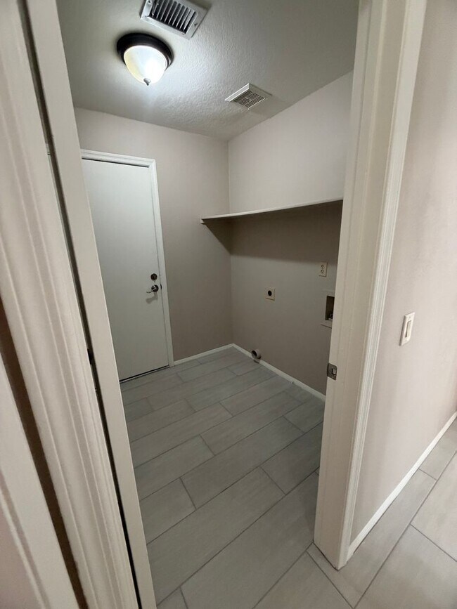 Building Photo - Newly Remodeled Glendale Home