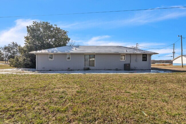 Building Photo - Spacious 3BR Ranch on Over Half an Acre in Seneca! $1,700/mo rent